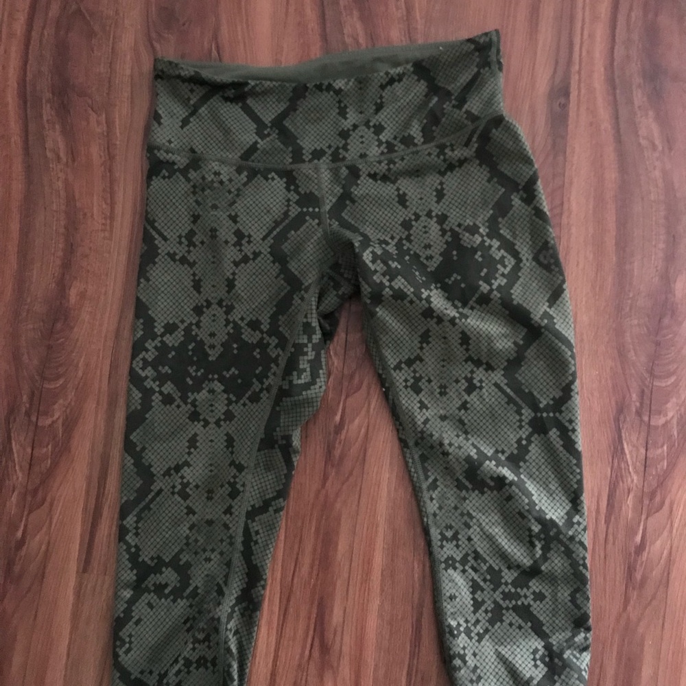 Lululemon snake print crop wunder under size 8